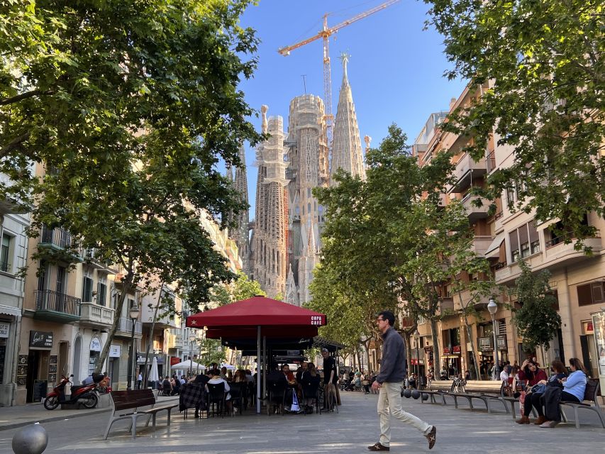 Sagrada Familia Tour with Express Entry and Local Guide - Inside The Guided Hour: what you get with express entry and radio headsets
