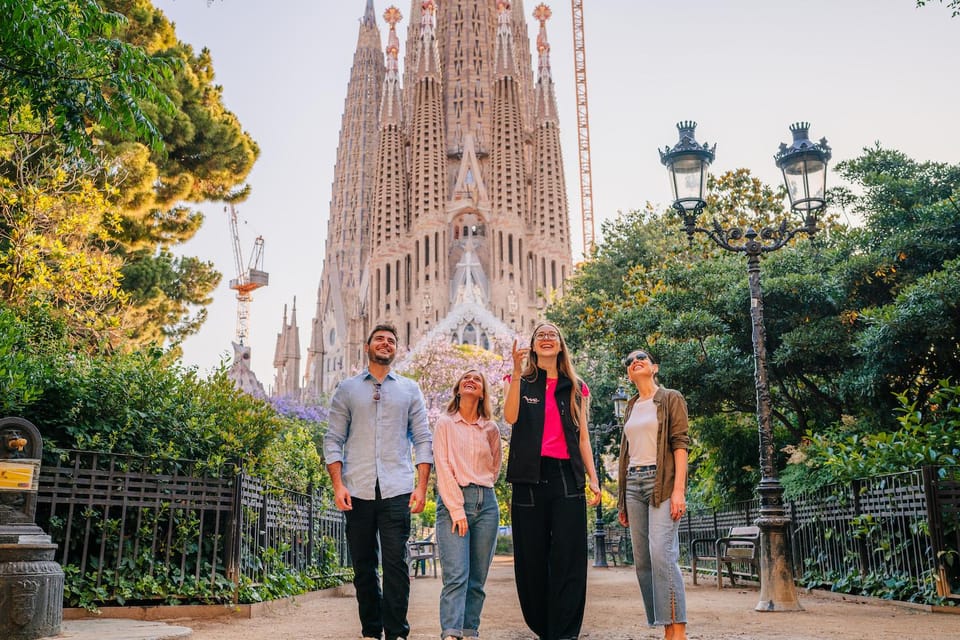 Sagrada Familia with Official Guide & Fast-Track Entry - Guided time on foot: what that 1.5-hour walking block is really for