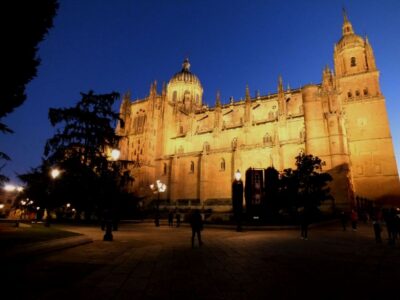 Salamanca: Local Legends Evening Walking Tour in Spanish - Meeting at Plaza Mayor: start where the city breathes