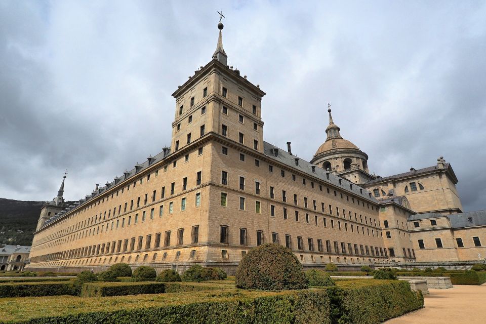 San Lorenzo de El Escorial: Monastery and Site Guided Tour - Entering the Monastery: Getting Your Bearings Fast