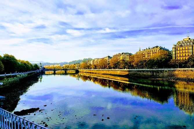 San Sebastian Bike Tour - La Concha Beach promenade: fast orientation with royal stories
