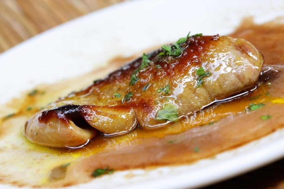 San Sebastian Food Tour: Pintxo Tasting Paired with Wines - What you actually eat: eight pintxos across classic and modern styles