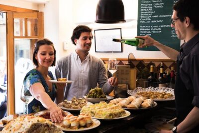San Sebastian Lunch Time Pintxo Tour with Wine - How the 3-hour walk feels: group size, pace, and shoe choice