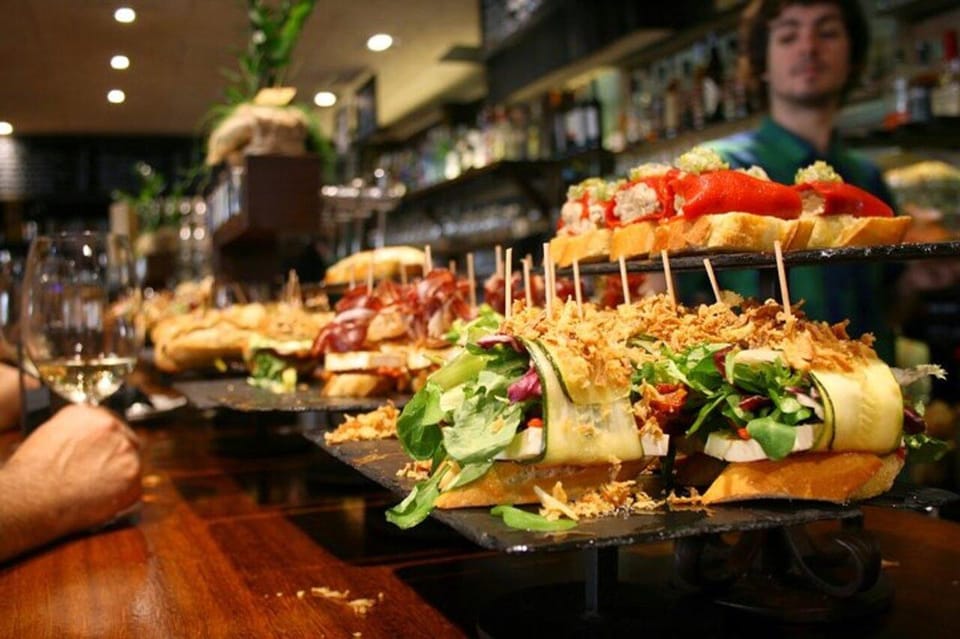 San Sebastian: Walking Tour with Pintxo and Drink - The food stop: one pintxo and a drink, plus how to make it count