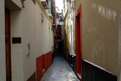 Santa Cruz Jewish Quarter Guided Tour in Seville - Stop 1: Barrio Santa Cruz—The Maze With Meaning