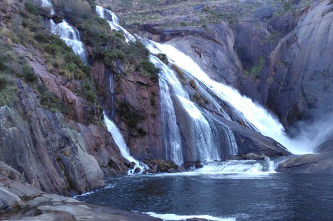 Santiago de Compostela: Finisterre, Muxia & Costa da Morte - Ézaro Waterfall at Fervenza do Xallas: A Short Walk, Big Effect