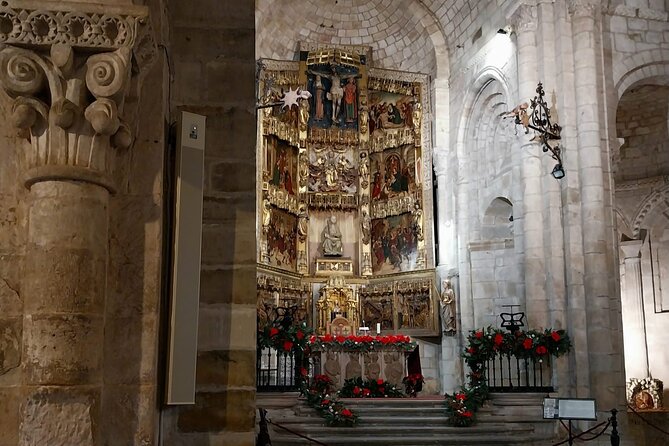 Santillana del Mar & Altamira Museum with tickets- small groups - Colegiata de Santillana del Mar: a romanesque stop with a small extra fee