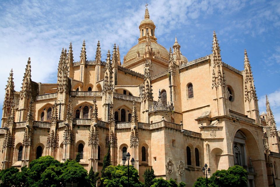 Segovia: Guided Walking Tour with Alcázar Entry - Why the Guide Matters: Clear Spanish, Good Volume, Real Stories