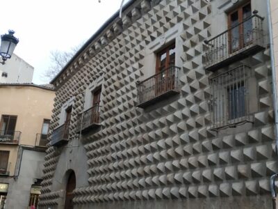 Segovia: Guided Walking Tour with Cathedral & Alcázar Entry - The Roman Aqueduct: more than a photo stop