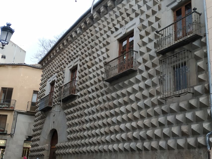 Segovia: Guided Walking Tour with Cathedral & Alcázar Entry - The Roman Aqueduct: more than a photo stop