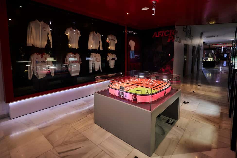 Sevilla: Ramón Sánchez Pizjuán Stadium Entry Ticket - Walking the pitch area: what you should notice