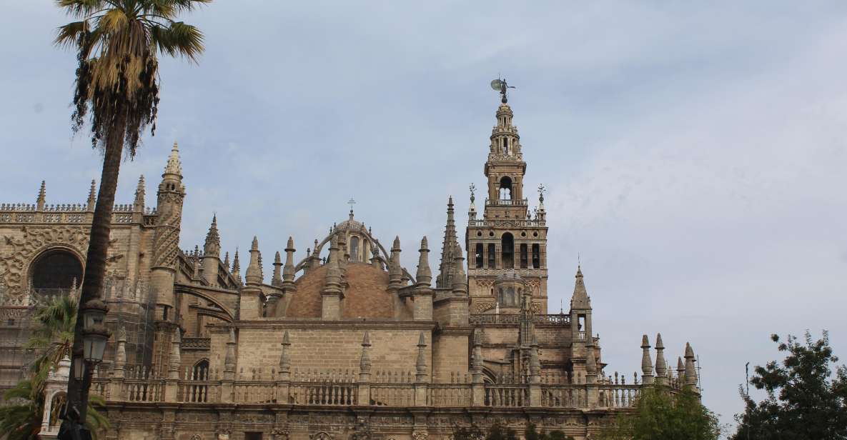 Seville: Cathedral and Giralda Skip-the-line Guided Tour - Meeting at Plaza Virgen de los Reyes: get set up before you enter