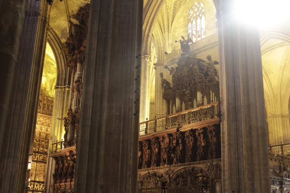 Seville: Cathedral and Giralda Skip-the-line Guided Tour - Entering Santa Maria de la Sede: how the guided path makes it make sense