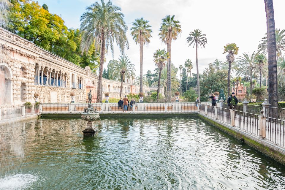 Seville: Cathedral, Giralda & Alcazar Entry With Guided Tour - What you actually get for 2.5 hours: pacing that feels efficient