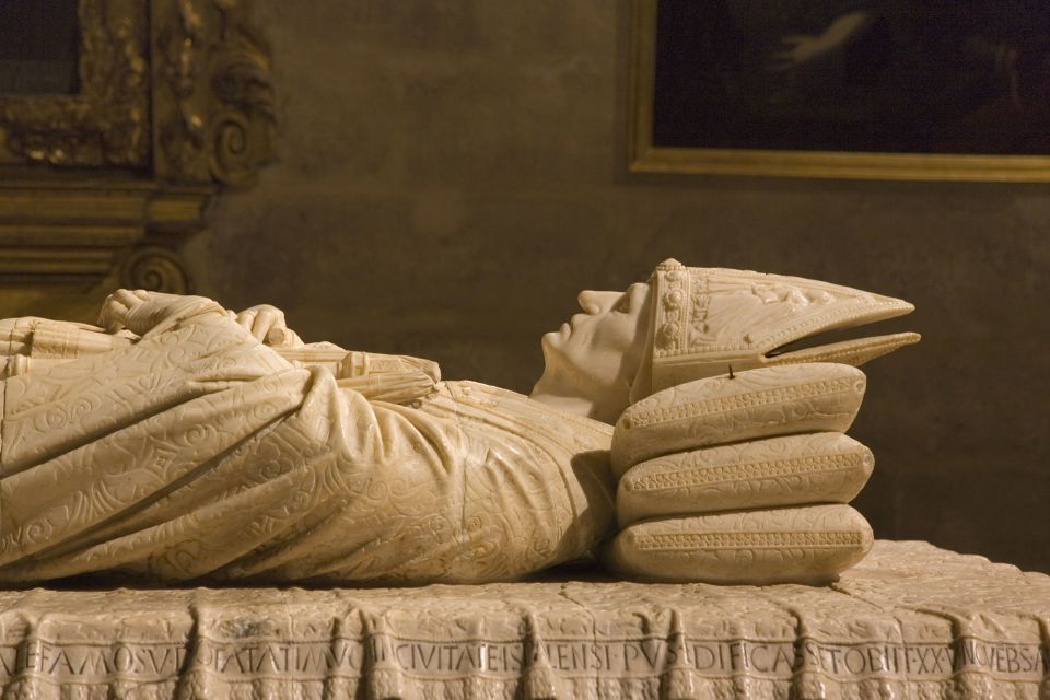 Seville: Cathedral & Giralda Guided Tour with Entry Tickets - Seville Cathedral: Big Space, Big Art, and a Story You Can Follow