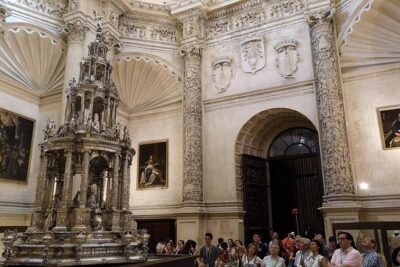 Seville Cathedral Tour including tickets and skip the line entry - Naturanda Turismo meeting point: your simple start in the center