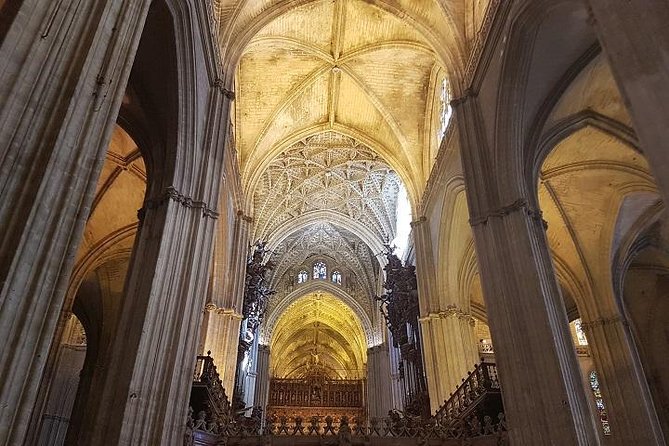 Seville Cathedral Tour including tickets and skip the line entry - Guides you might meet, and how the best ones handle the crowd