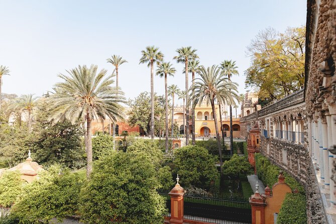 Seville Exclusive Beat the Crowds Guided Alcazar Before Opening - Meeting in Plaza del Triunfo and the small-group setup