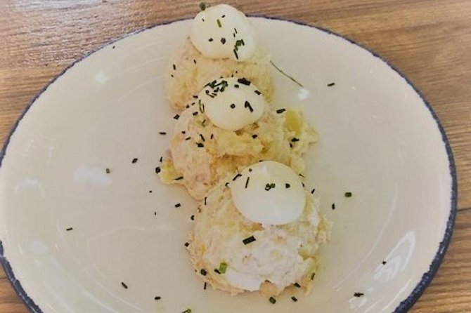 Seville Food Tour: Tapas, Drinks and Delights with a Local - The Cathedral and Giralda Area: Montadito de pringá and Andalusian Stops