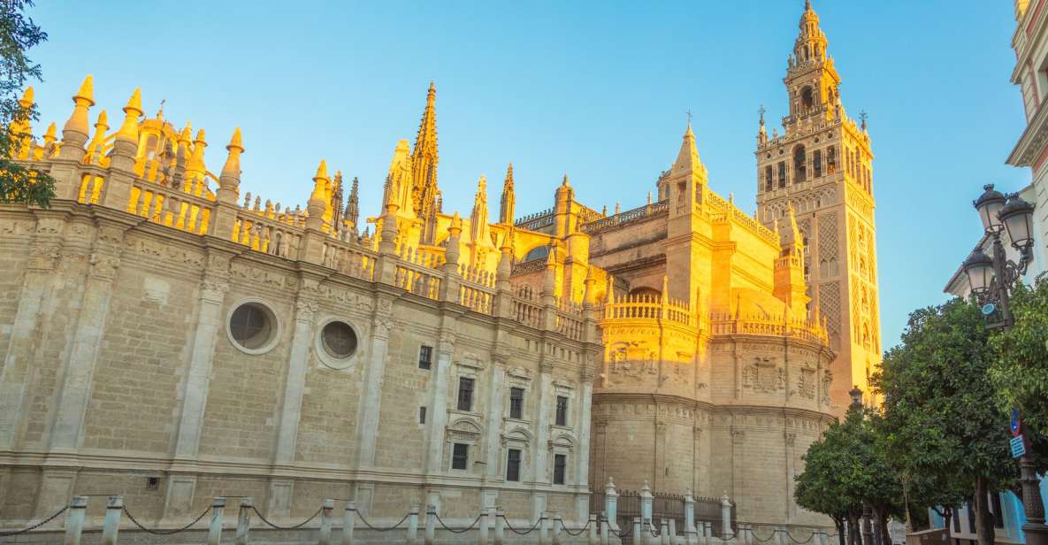 Seville: Guided Tour of Cathedral of Seville & Giralda Tower - Seville Cathedral interior: light, chapels, and a guide that makes it make sense