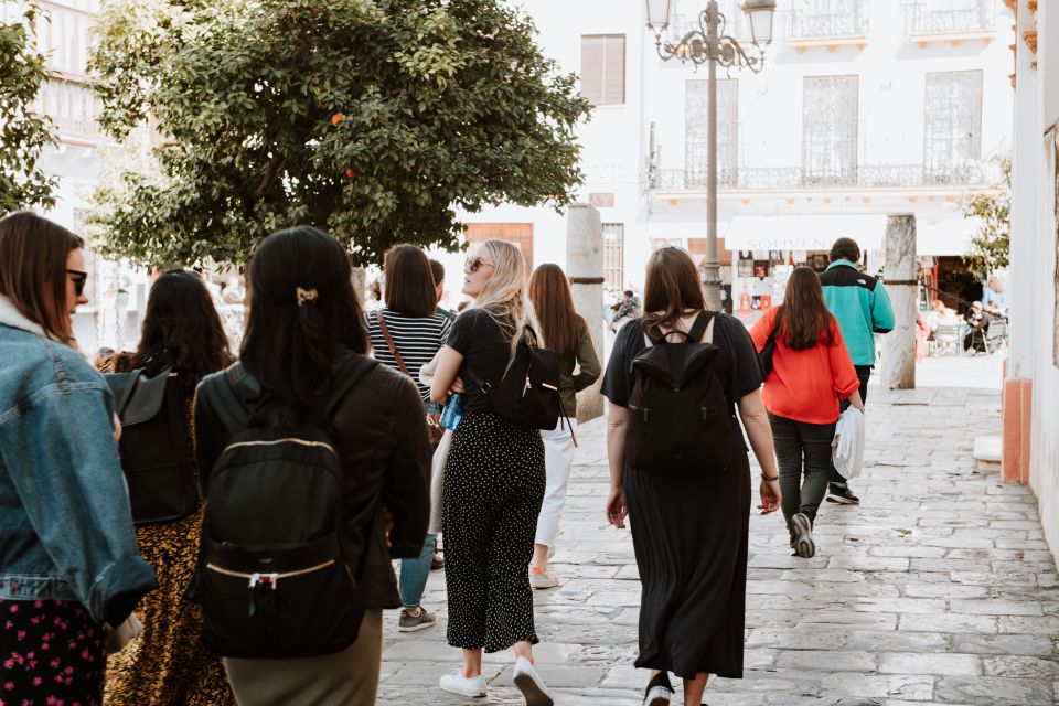 Seville Jewish Quarter walking tour: Santa Cruz District - Starting at Plaza del Triunfo: where Santa Cruz starts to make sense