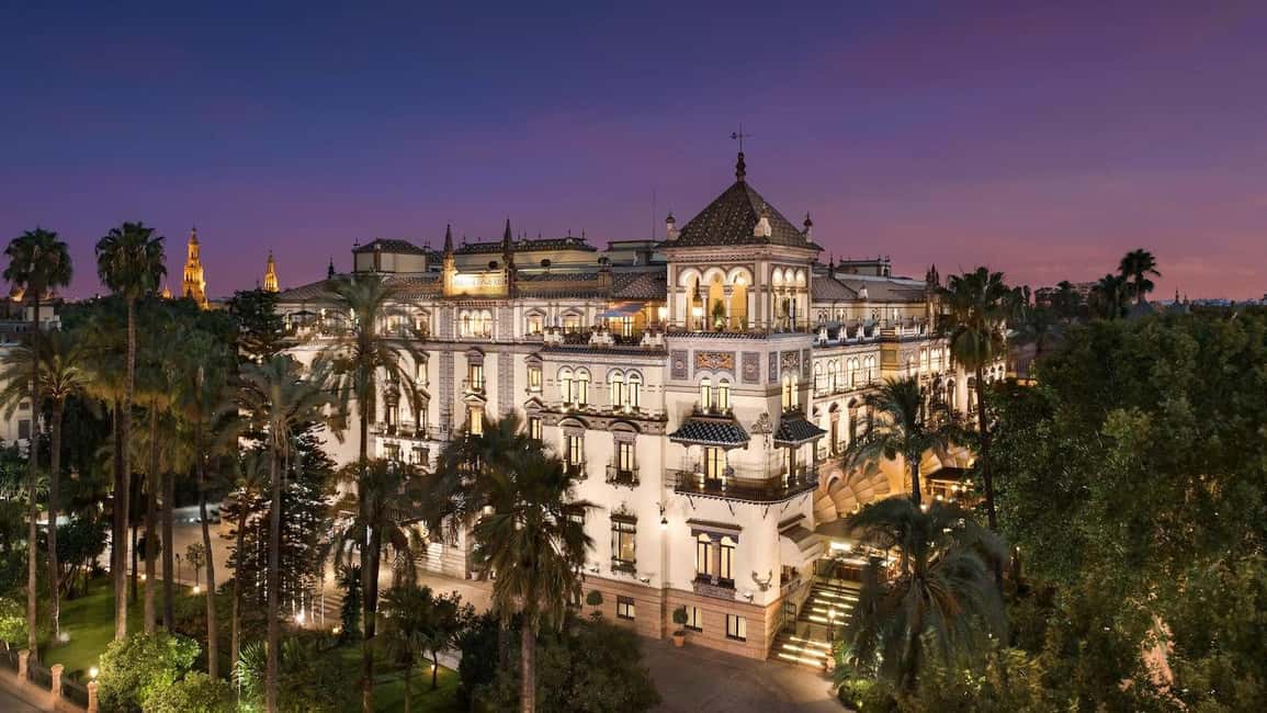 Seville Night Tour: A Must-Do - Palacio Arzobispal to Alcázar Zones: Kingly Conspiracies Near Puerta del León