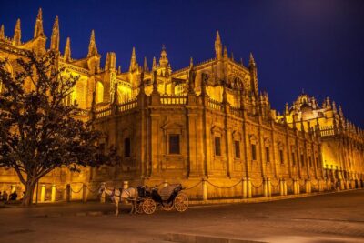 Seville: Priority Access Cathedral & Giralda Tour - Finding the meeting point in Plaza Virgen de los Reyes (red flag trick)