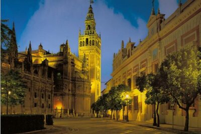 Seville Private Walking Tour with Alcazar & Cathedral Tickets - Santa Cruz: the former Jewish quarter with romance built into the lanes