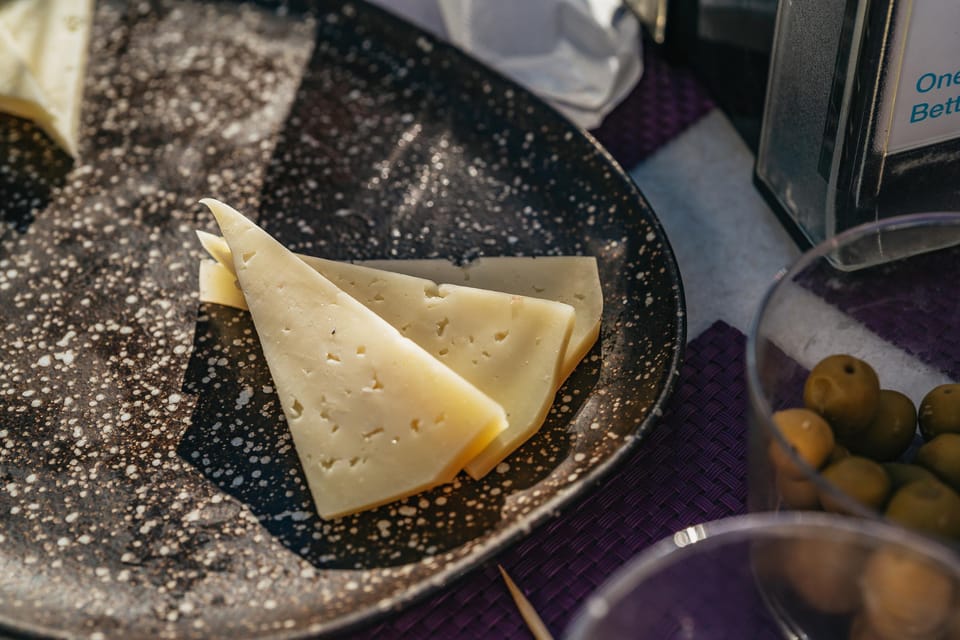 Seville: Sangria Tasting Experience - Olives and Manchego: the pairing you should not skip