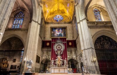 Seville: Small-Group Cathedral and Giralda Tour with Tickets - Meeting at Plaza Virgen de los Reyes and Getting Fast-Track Entry