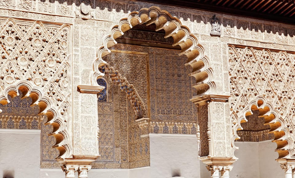 Seville: Tour Alcázar, Cathedral & Giralda Priority Access - Plaza Virgen de los Reyes: get the day right from the first minute