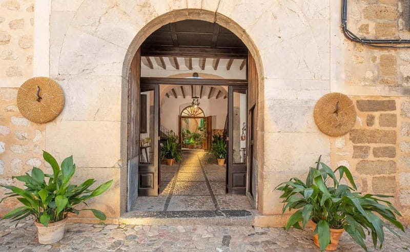 Sóller: Olive Oil Guided Tour and Tasting at Can Det Estate - Inside the 400-year-old historic house and imposing garden