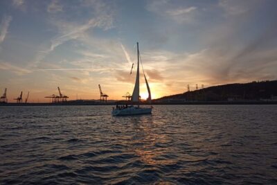 Sunset Sailing Experience w/ Live Spanish Guitar & Spanish Tapas - Tapas and Drinks: What’s Included and How It Changes the Mood