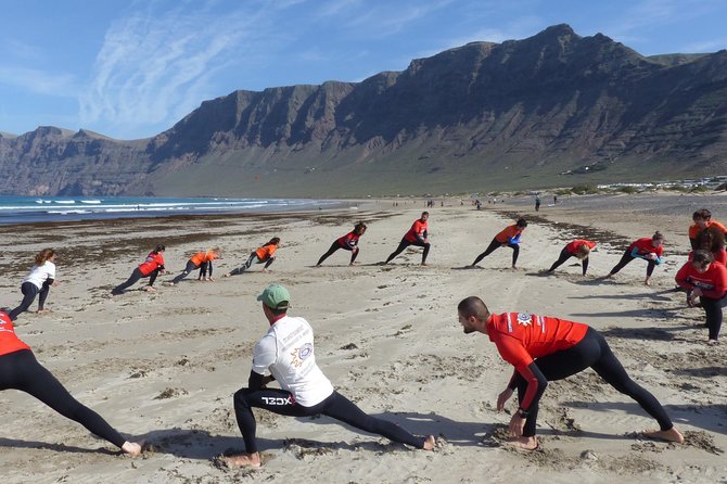 Surf class in Famara 9:15-12:00 or 11:45-14:30 (2h class) - In the water: turning coaching into real practice