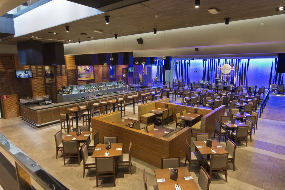 Tenerife: Hard Rock Cafe Set Menu Lunch or Dinner & Drink - The atmosphere: live rock music and staff who treat the meal like theatre
