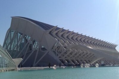 The City of Arts and Sciences in Valencia - Getting there without stress: the Tesla charger meeting point