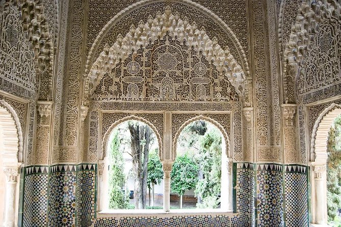 Tickets included: Alhambra Tour (Gardens, Alcazaba, Generalife) - How the tour keeps its tempo: guide, headphones, and snacks