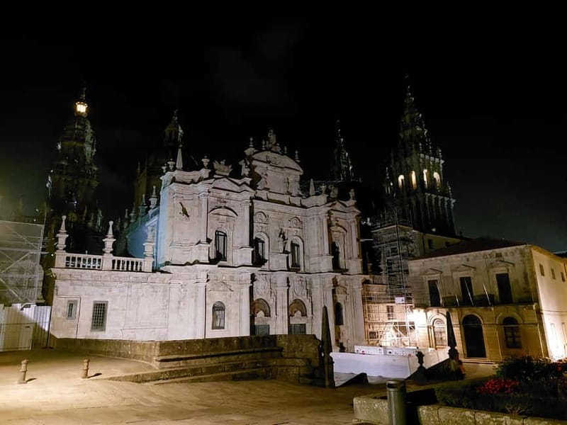 Tierra de Leyendas y Meigas - Plaza de la Azabachería: Meigas, amulets, and the Santa Compaña angle