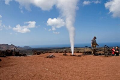 Timanfaya, Golfo, La Geria & Camel Ride (opt) - South Lanzarote - Stop 1: Lago Verde and Charco de los Clicos (15 Minutes, Free)