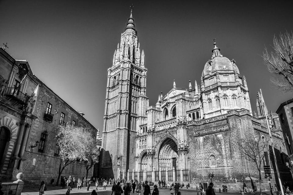 Toledo Cathedral Guided Tour in Spanish - Exterior lesson: the main facade and its portals