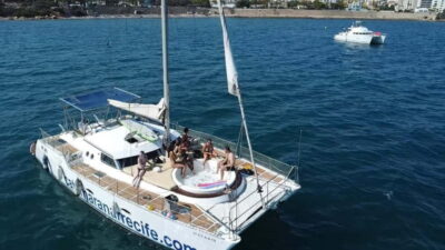 Torrevieja: Catamaran cruise and sunset with swimming - The catamaran ride: a smooth hour cruising the coves