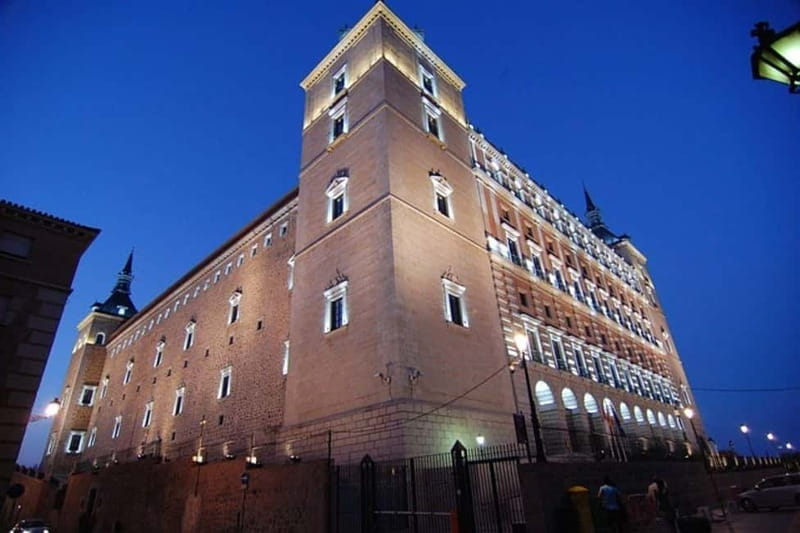 Tour Nocturno de Leyendas y Misterios con Subterráneo - Alcázar on the high point: power and legend in the same breath