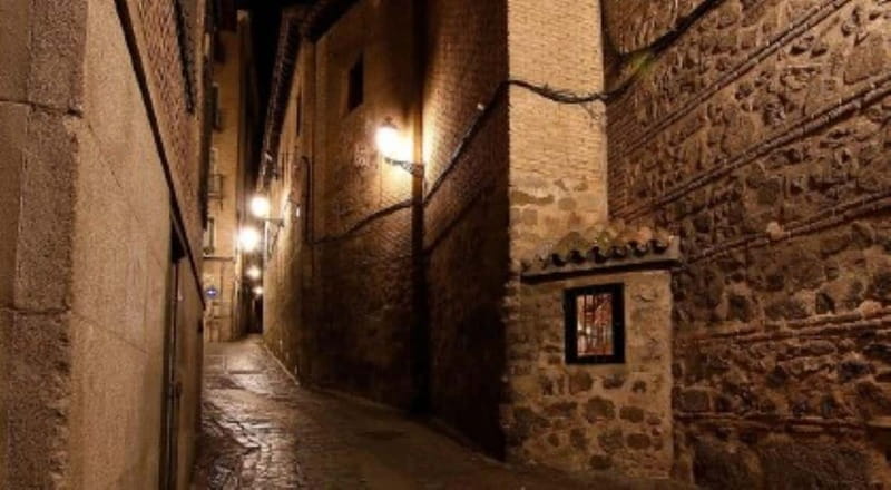 Tour Nocturno de Leyendas y Misterios con Subterráneo - Plaza del Seco: where templars enter the story