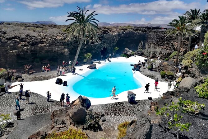 Tour to Timanfaya, Jameos del Agua, Cueva de los Verdes and viewpoint from the cliff - La Geria: Vineyards in volcanic ground (and a short wine taste)