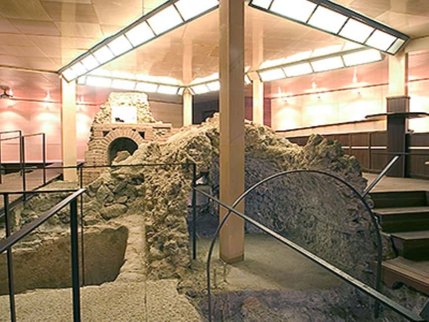Tour Toledo Subterráneo: Descubre la Historia Oculta - Termas Romanas: Roman bathing culture, explained in place