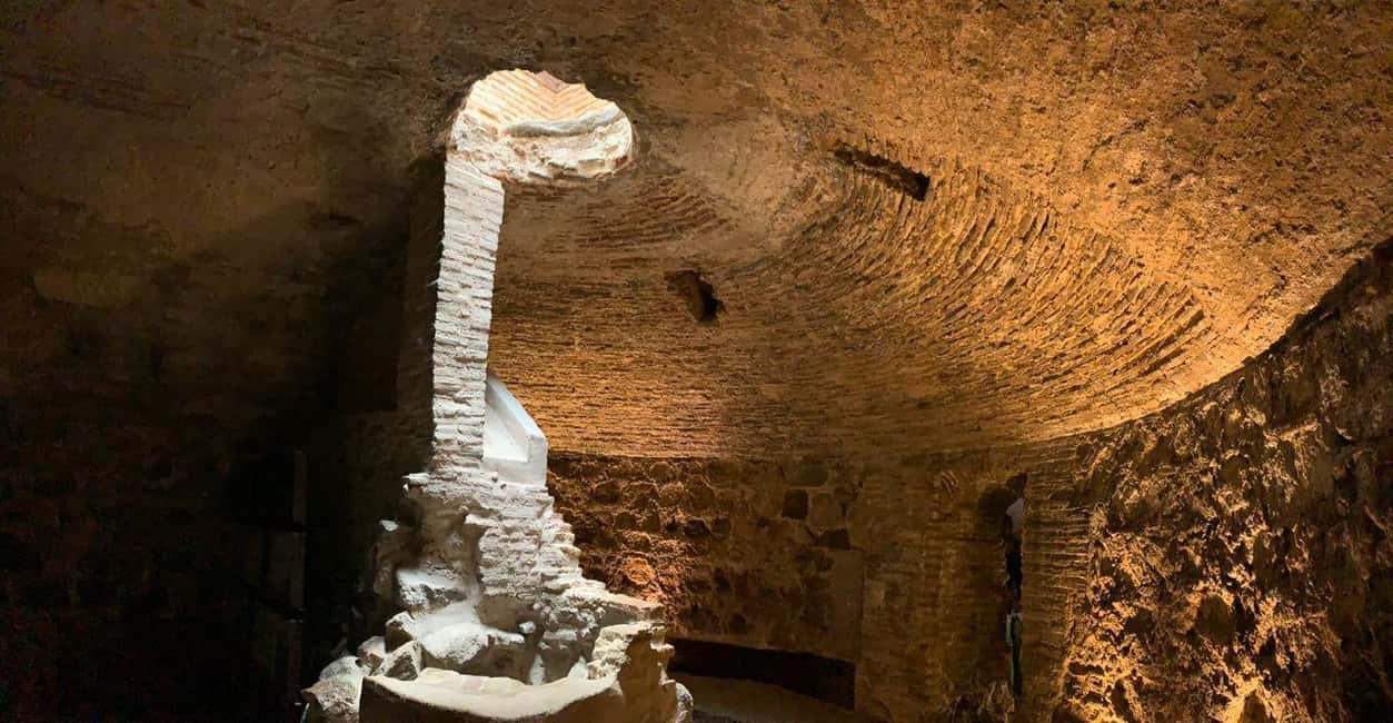 Tour Toledo Subterráneo: Descubre la Historia Oculta - Meeting at Plaza del Ayuntamiento and the easy “find us” tip