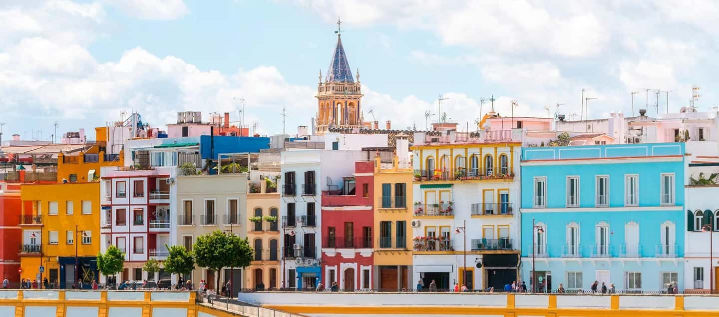 Triana La Flamenca Tour. Includes a visit to the Corrales - Where you start: Plaza del Altozano and the Flamenco Monument
