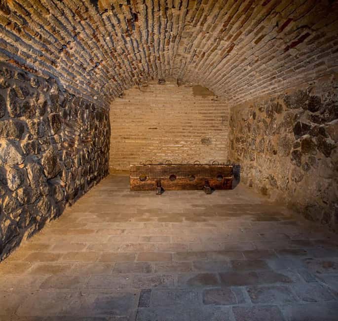Underground Toledo: Roman baths, dungeons, and secrets beneath the city - The surface walk matters: you’re moving through history, not just visiting rooms