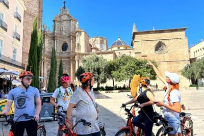 Valencia City Highlights in Guided Bike or E-Bike Tour - Plaza de Toros to València-Estació del Nord: classic Valencia starts fast