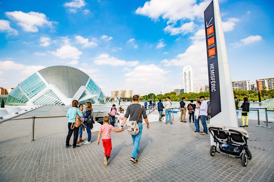 Valencia: City of Arts and Science 3D Movie at Hemisfèric - Valencia’s City of Arts and Science has a new kind of “screen”